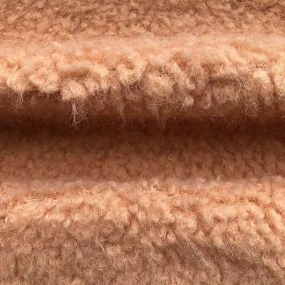 Vlekwerend 100% polyester op maat gemaakte deeltjes lamswol jas voor damestof