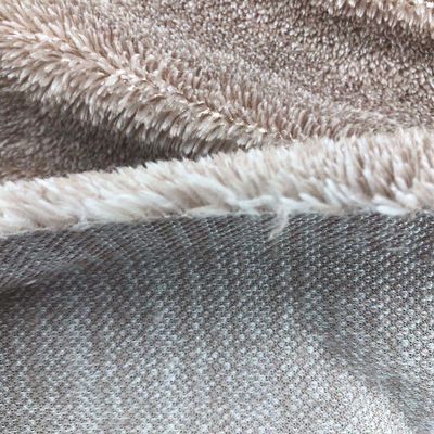 100% polyester, kationisch gekleurd gebreide Sherpa-vliesstof voor verschillende toepassingen