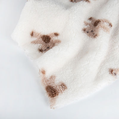 Zachte en gezellige teddybeer print fleece stof voor kinderen dragen 100% polyester op maat