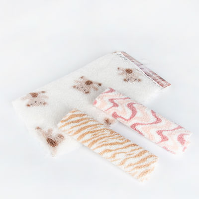 Zachte en gezellige teddybeer print fleece stof voor kinderen dragen 100% polyester op maat