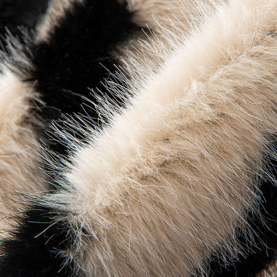 Ervaar het comfort van Big Fur 100 Polyester garen Telling Geen in winterkleding