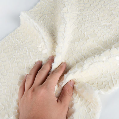 Glanzende Sequins Chuck Plush Stof Perfect voor Loungewear Kleding en Home Textiel
